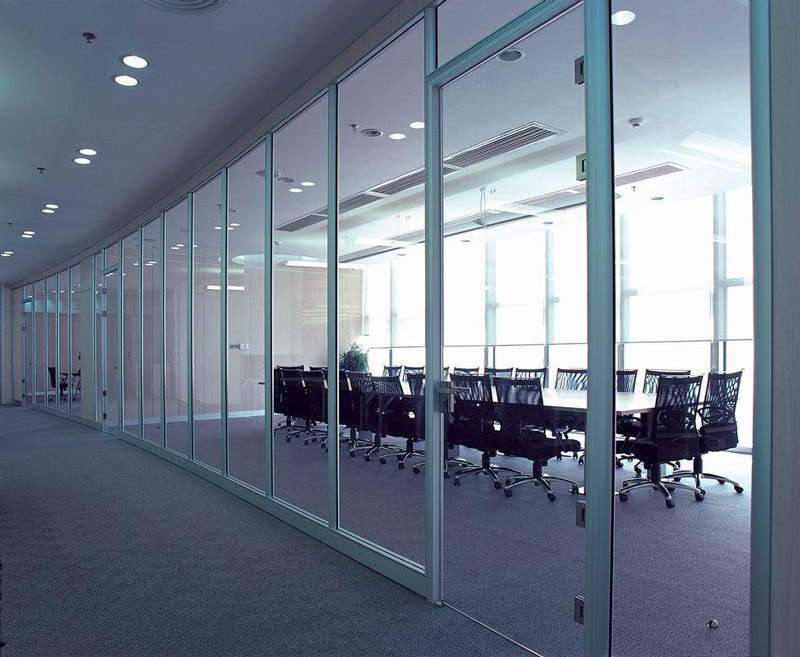 東莞辦公室裝修為什么都喜歡用玻璃隔斷
