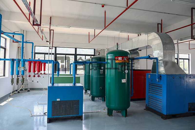 東莞盈灃科技有限公司工程緊鑼密鼓施工中，為迎接竣工全力奮戰！